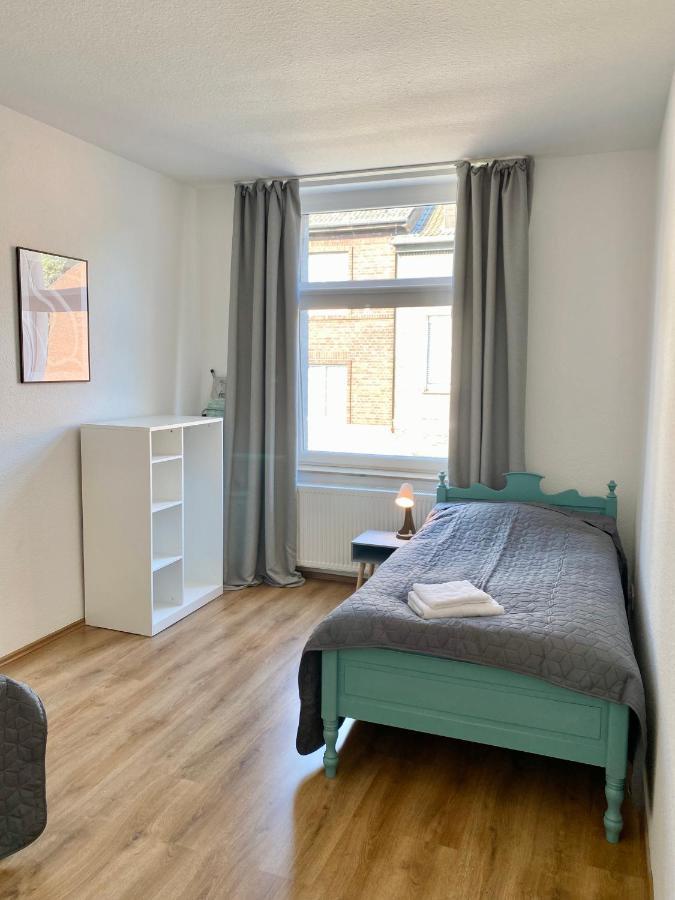 2 Rooms, Free Parking, 25 Min To Duesseldorf, 150 Mbps Wlan دوسبرغ المظهر الخارجي الصورة