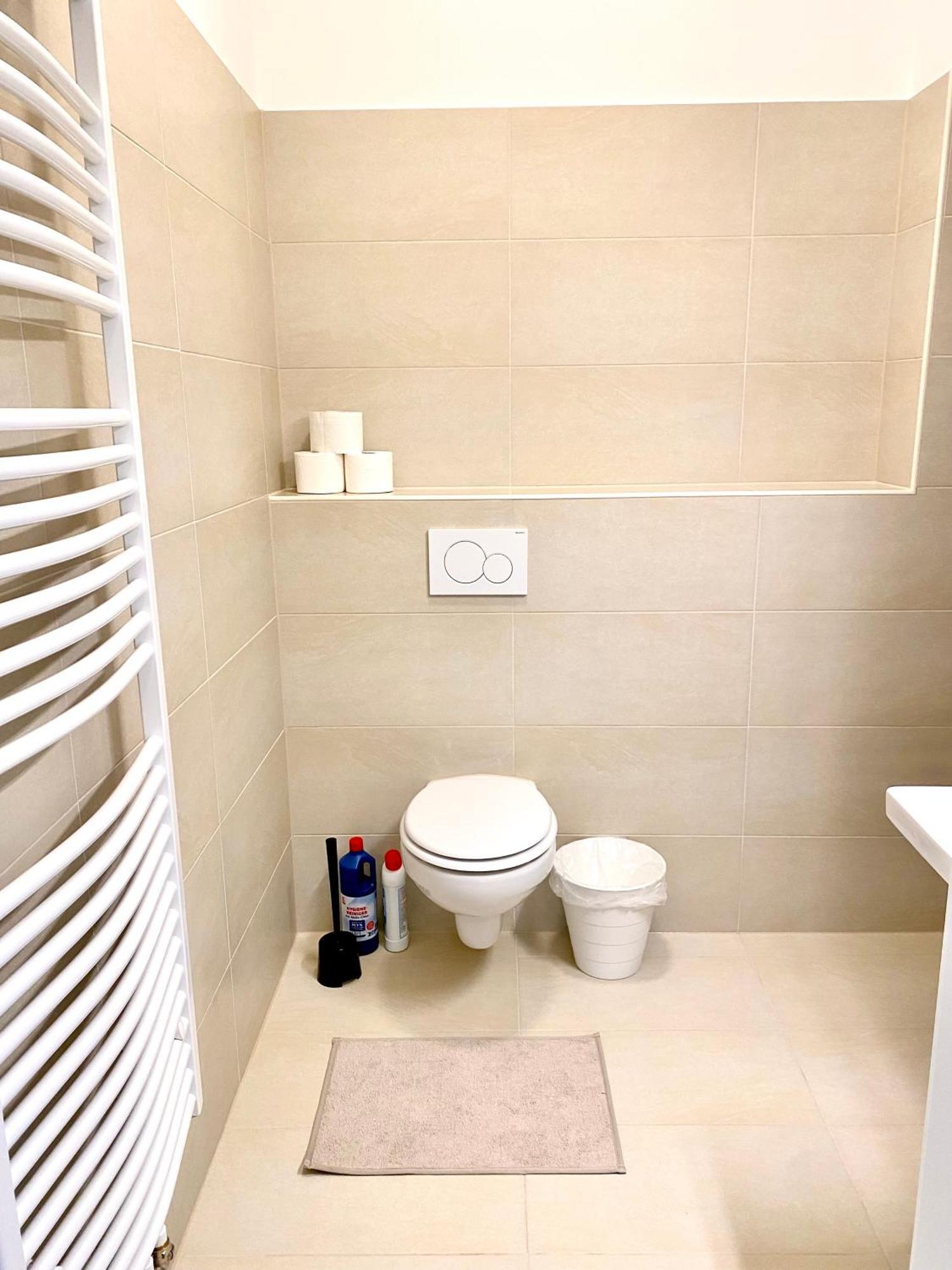 2 Rooms, Free Parking, 25 Min To Duesseldorf, 150 Mbps Wlan دوسبرغ المظهر الخارجي الصورة