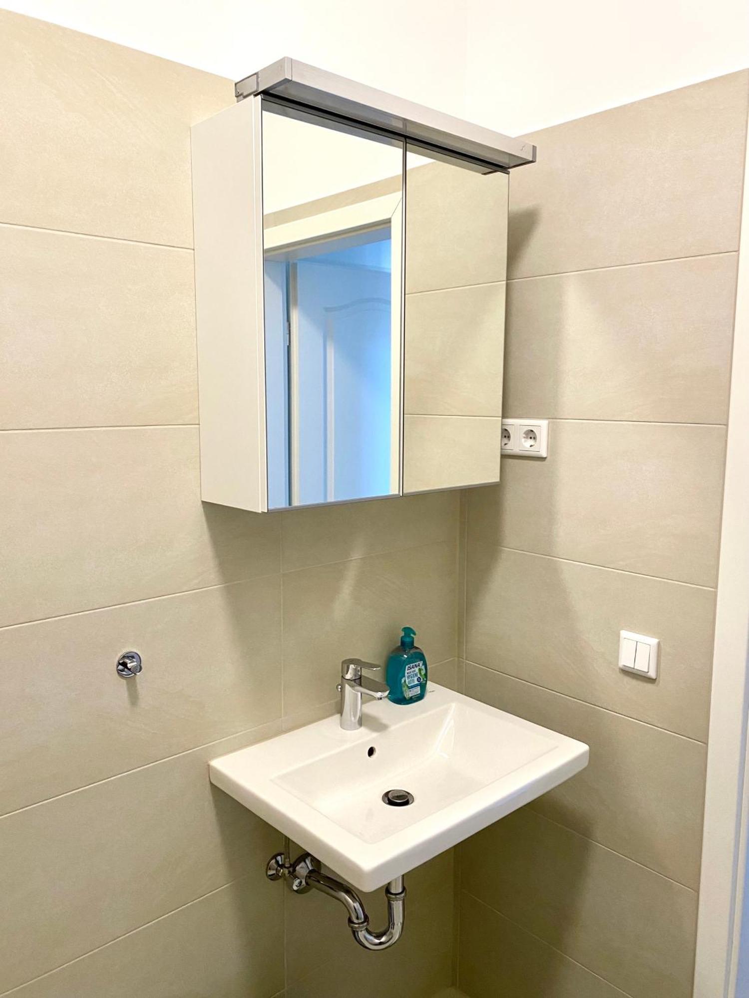 2 Rooms, Free Parking, 25 Min To Duesseldorf, 150 Mbps Wlan دوسبرغ المظهر الخارجي الصورة